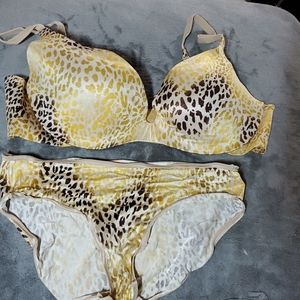 Victoria's Secret leopard print pushup bra 36C set